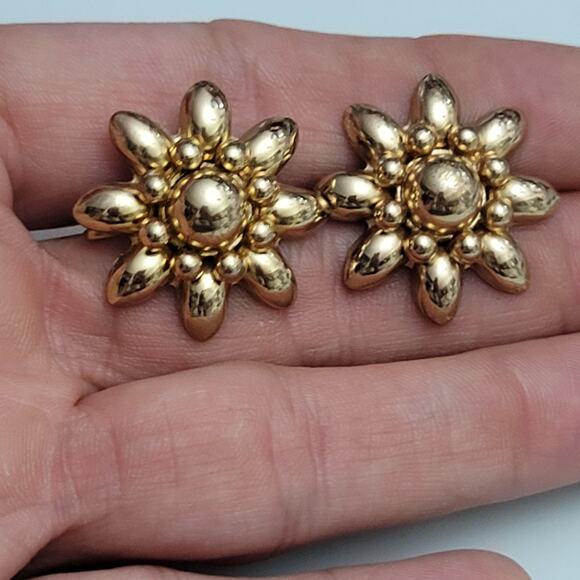 Vintage Coro Gold Tone Flower Screwback Earrings - Picture 2 of 11